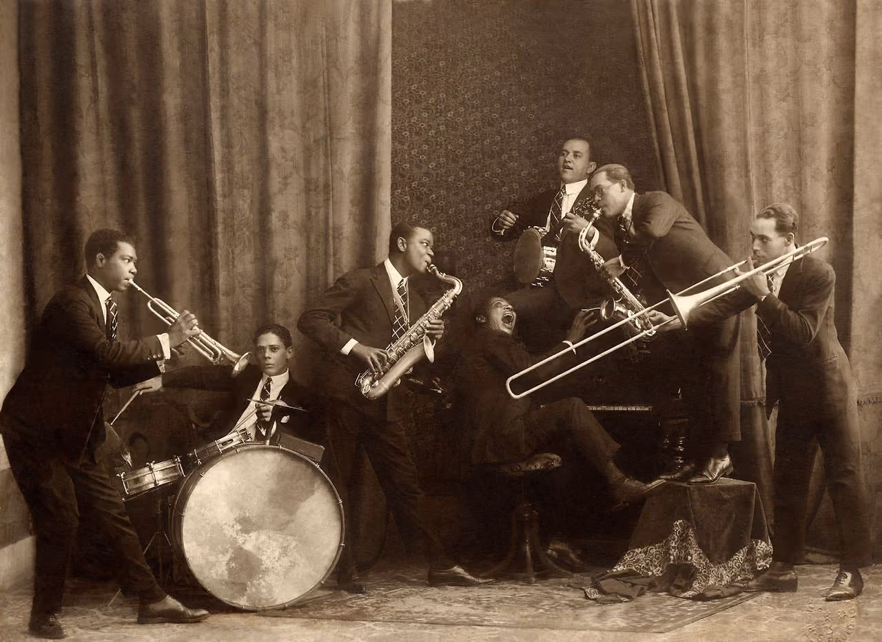 Os Oito Batutas posados com seus instrumentos, em fotografia dos anos 1920.